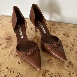 MANOLO BLAHNIK Brown leather pointed toe heel